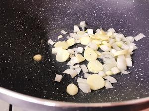 【快手菜】百合遇上荷兰豆（麦吉二阶无糖）的做法 步骤2