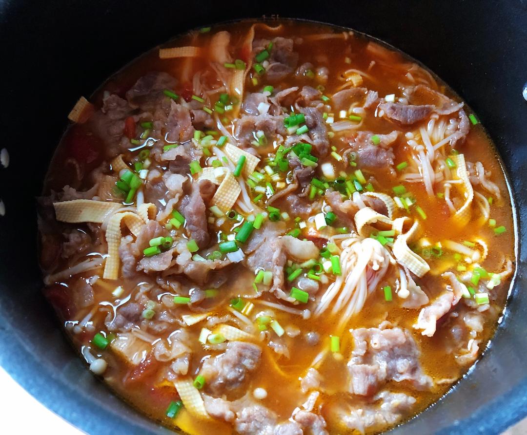 金针菇肥牛番茄锅