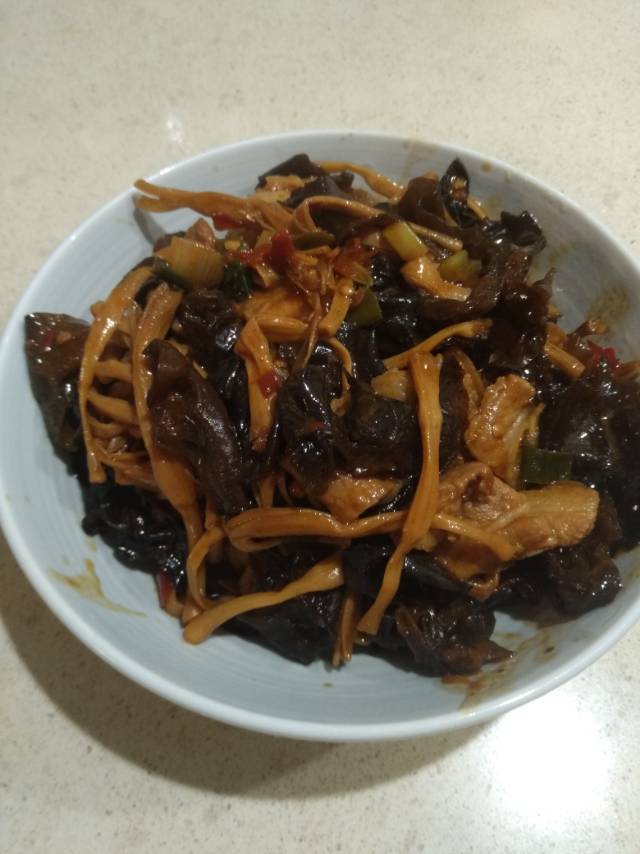 家常菜～木耳黄花菜炒肉