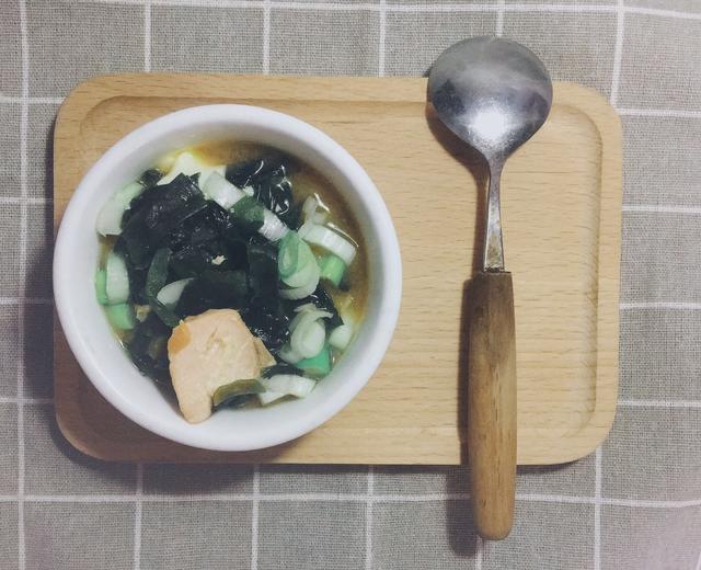 三文鱼味增汤的做法