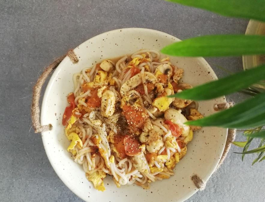 西红柿🍅鸡蛋🐔蘑菇炒米线