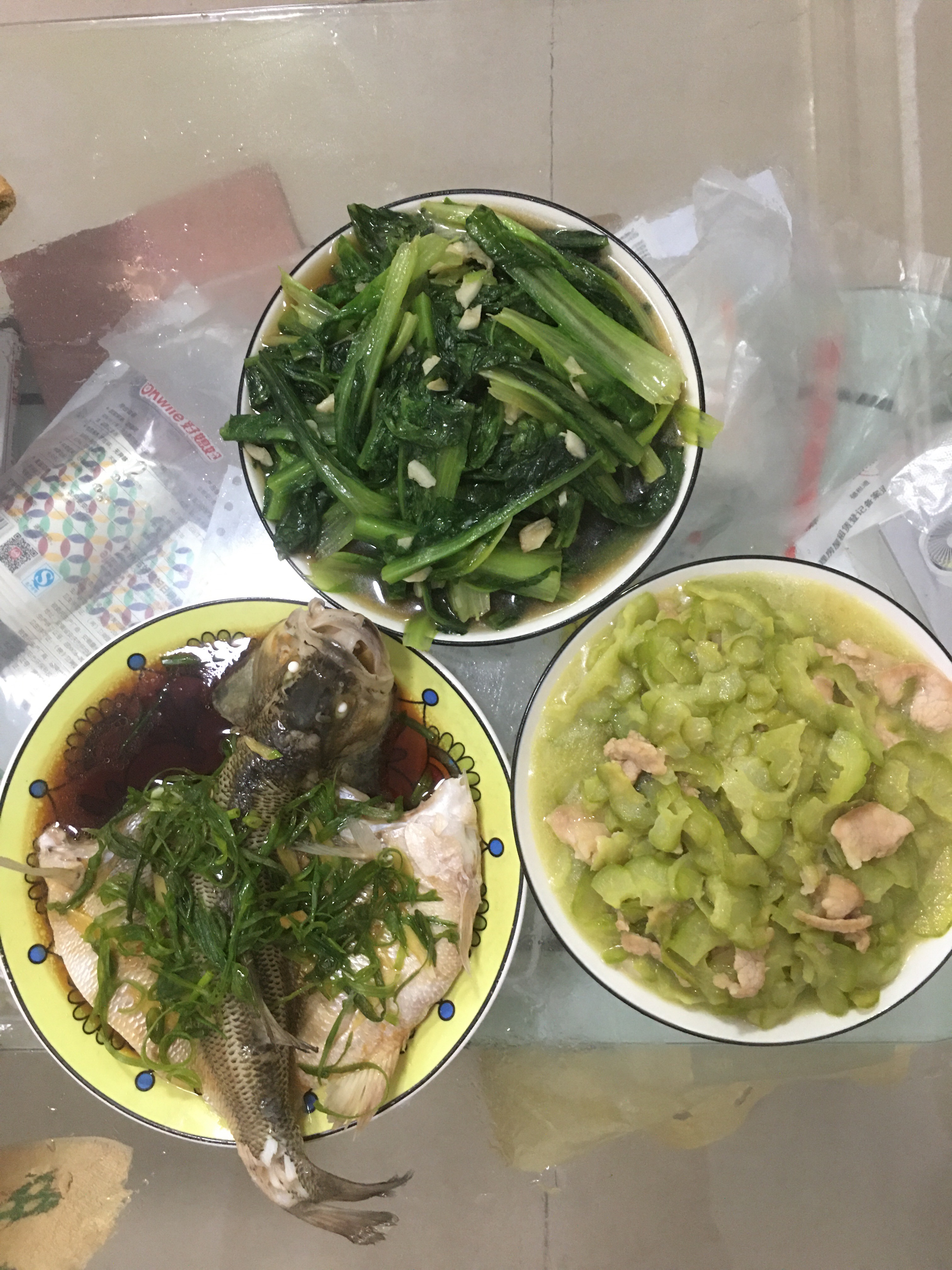 清蒸鲈鱼，苦瓜炒肉，清炒油麦菜的做法