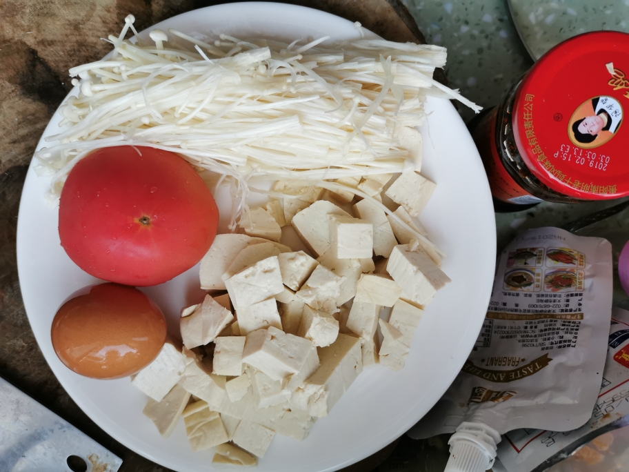 减脂低卡晚餐番茄金针菇鸡蛋豆腐汤的做法 步骤1