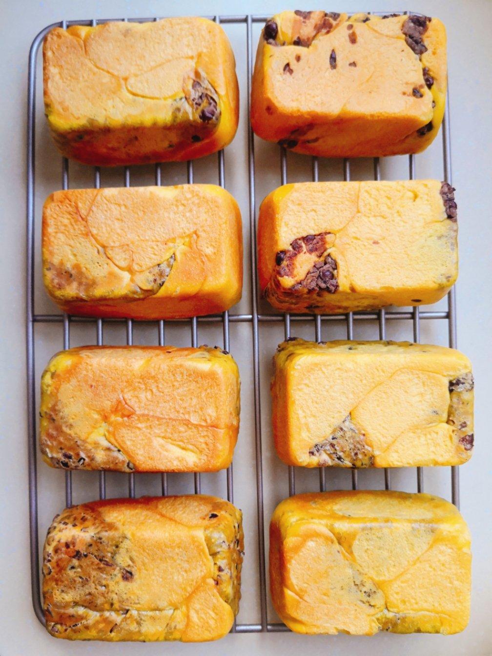 谷小鱼做的南瓜豆沙小方块面包