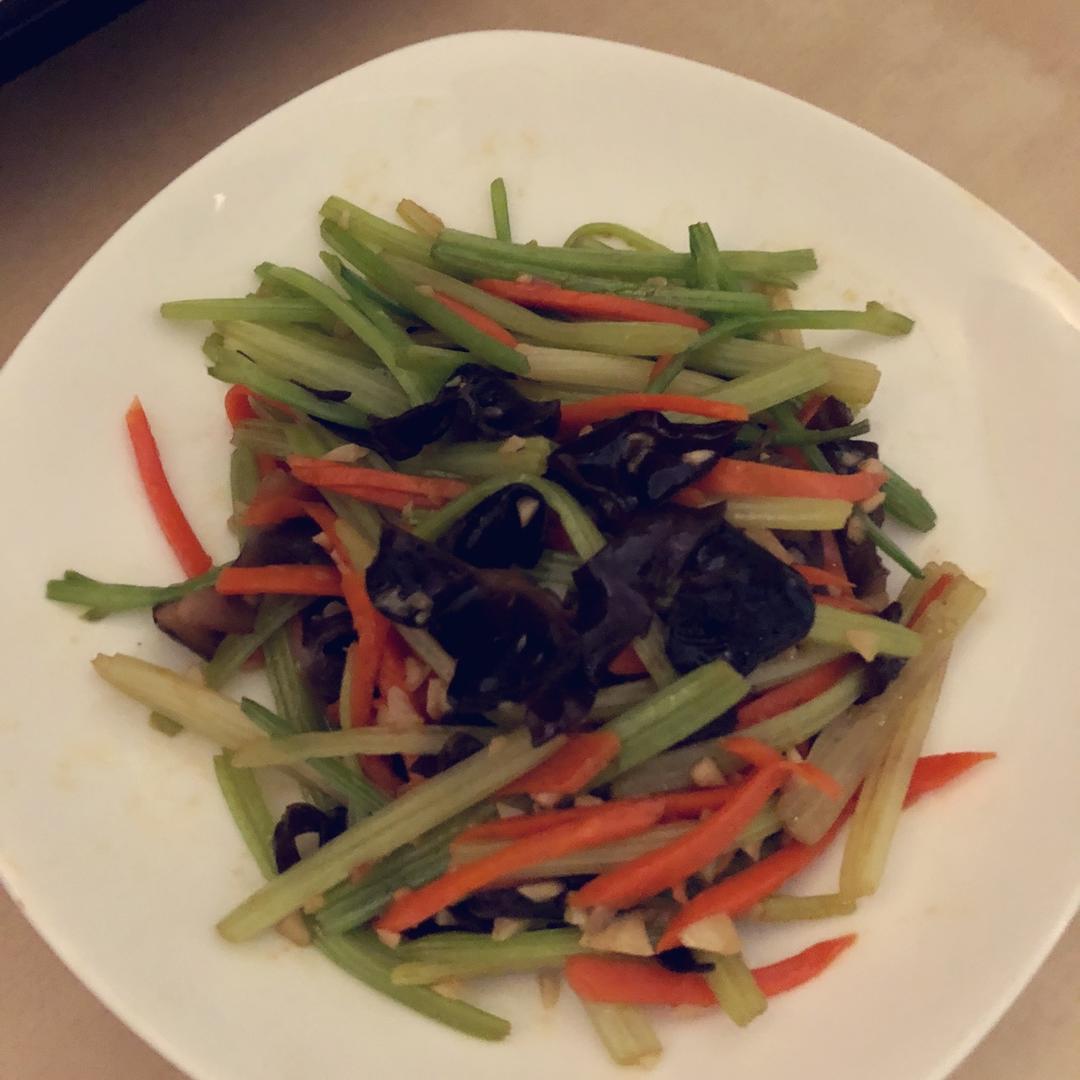 胡萝卜木耳炒芹菜