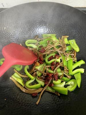 青椒茶树菇炒肉片的做法 步骤2
