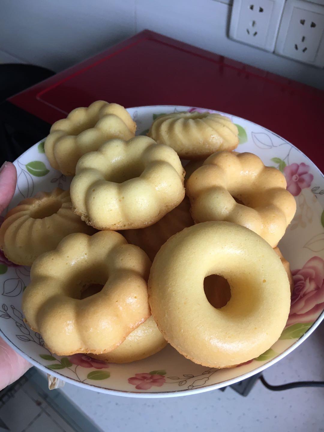 全蛋打发松软美味无泡打粉甜甜圈蛋糕的做法