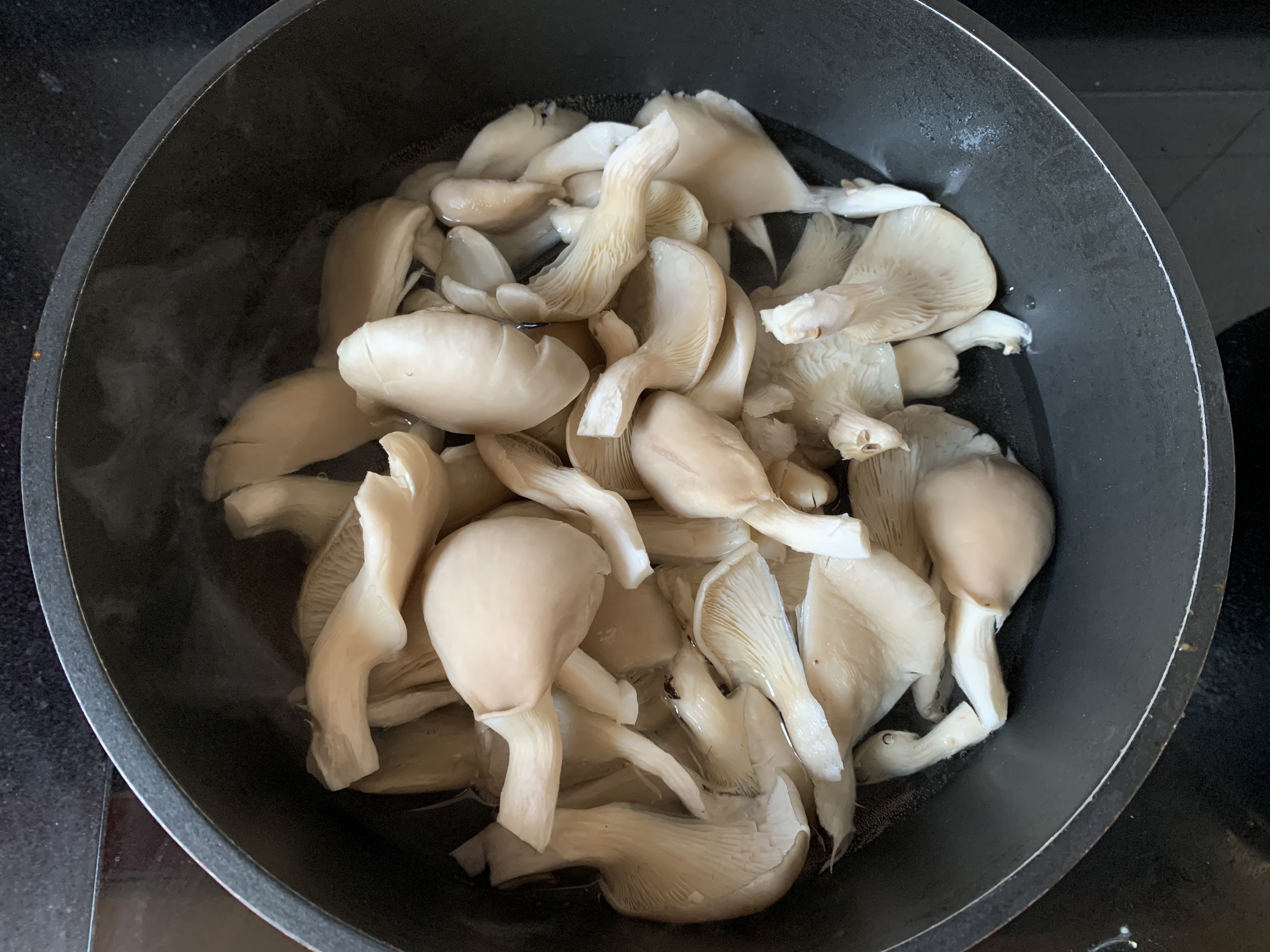 好吃到舔盘干炸椒盐蘑菇的做法 步骤1
