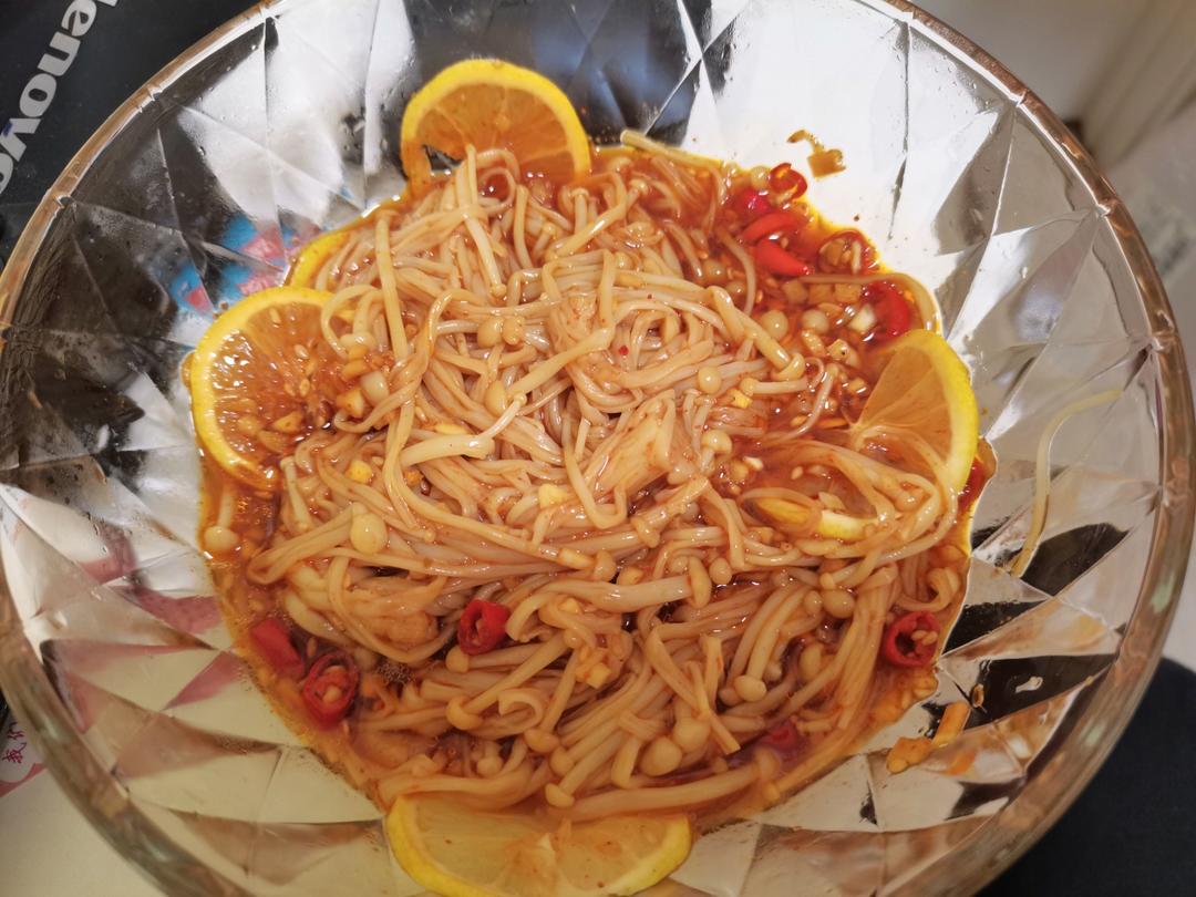 解馋减脂餐！酸辣开胃又下饭的菠菜拌金针菇