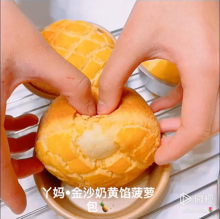 好吃到炸裂的港式菠萝包（附带制作酥皮的小视频）