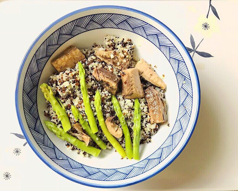 爆好吃的三文鱼牛油果藜麦沙拉