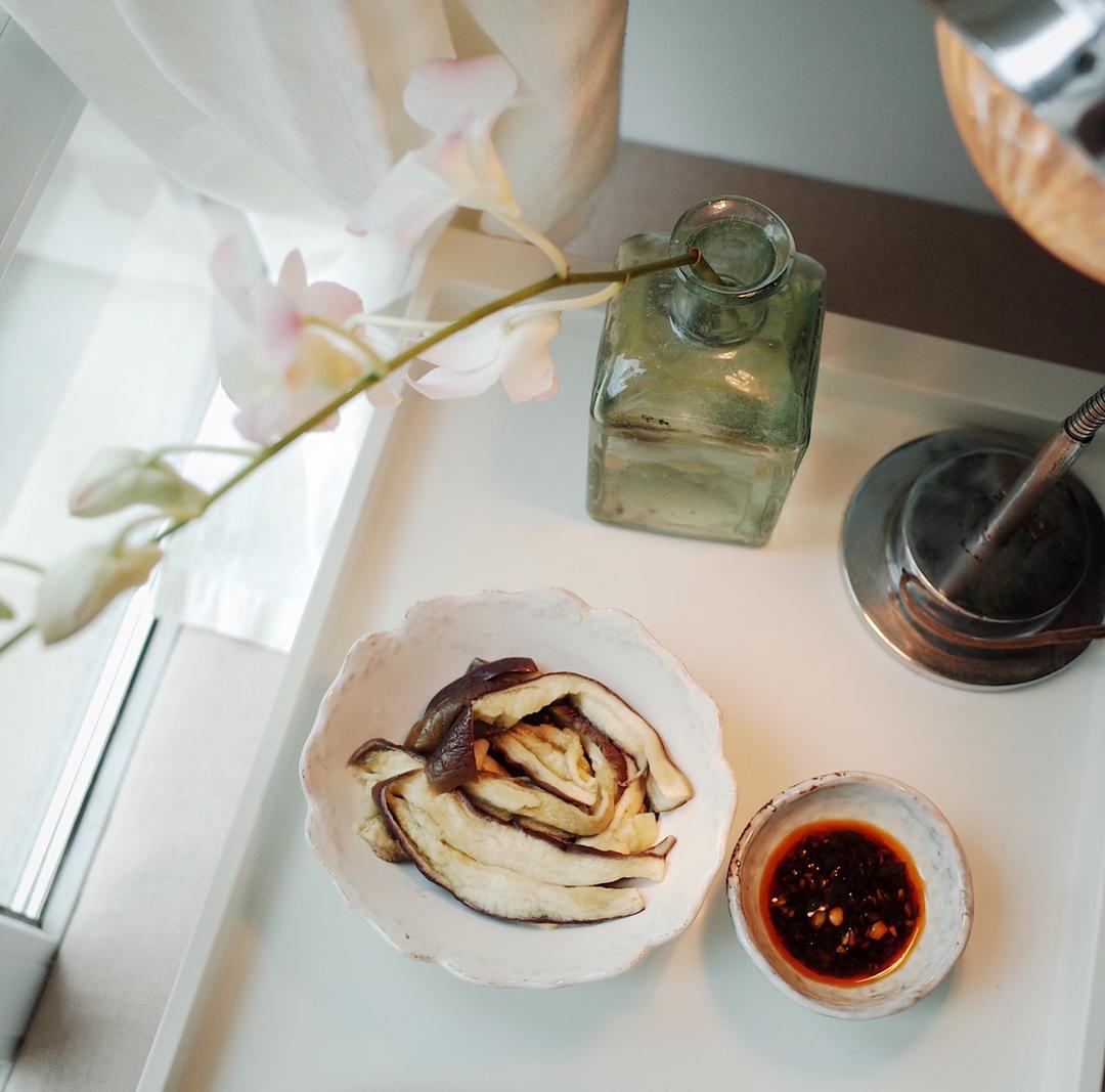 聊个天做道菜001张茜的蒸茄子配川味蘸料