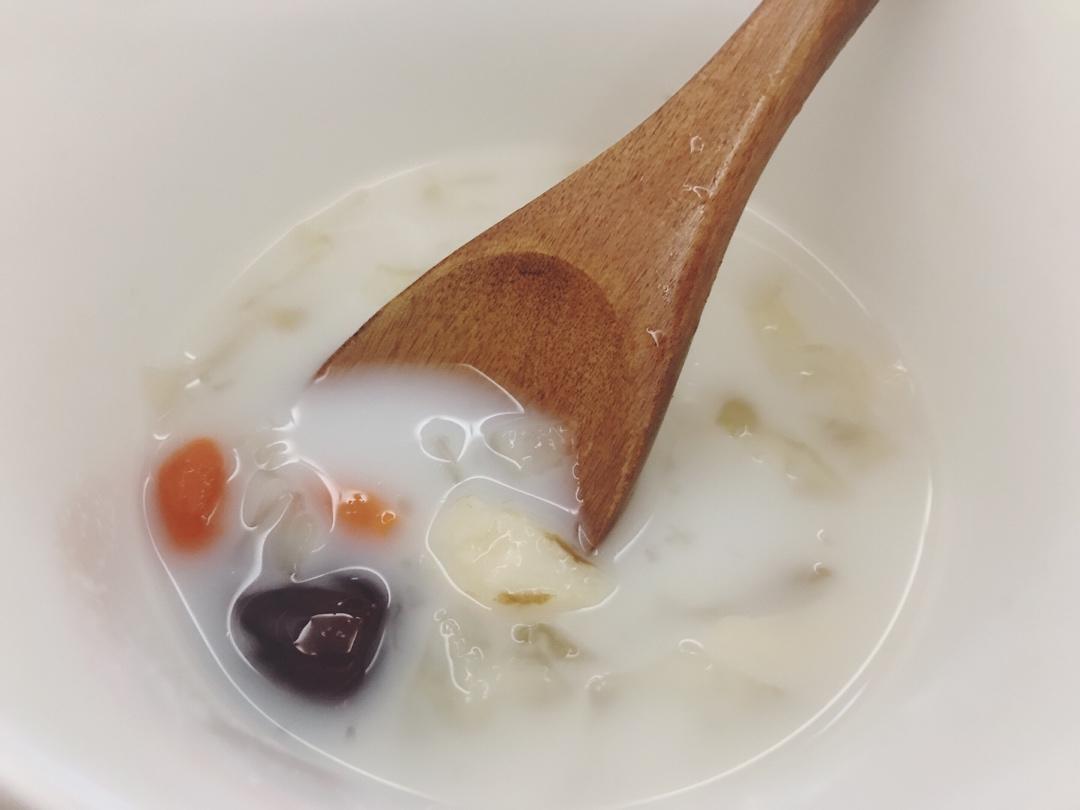 莲子百合银耳牛奶炖桃胶