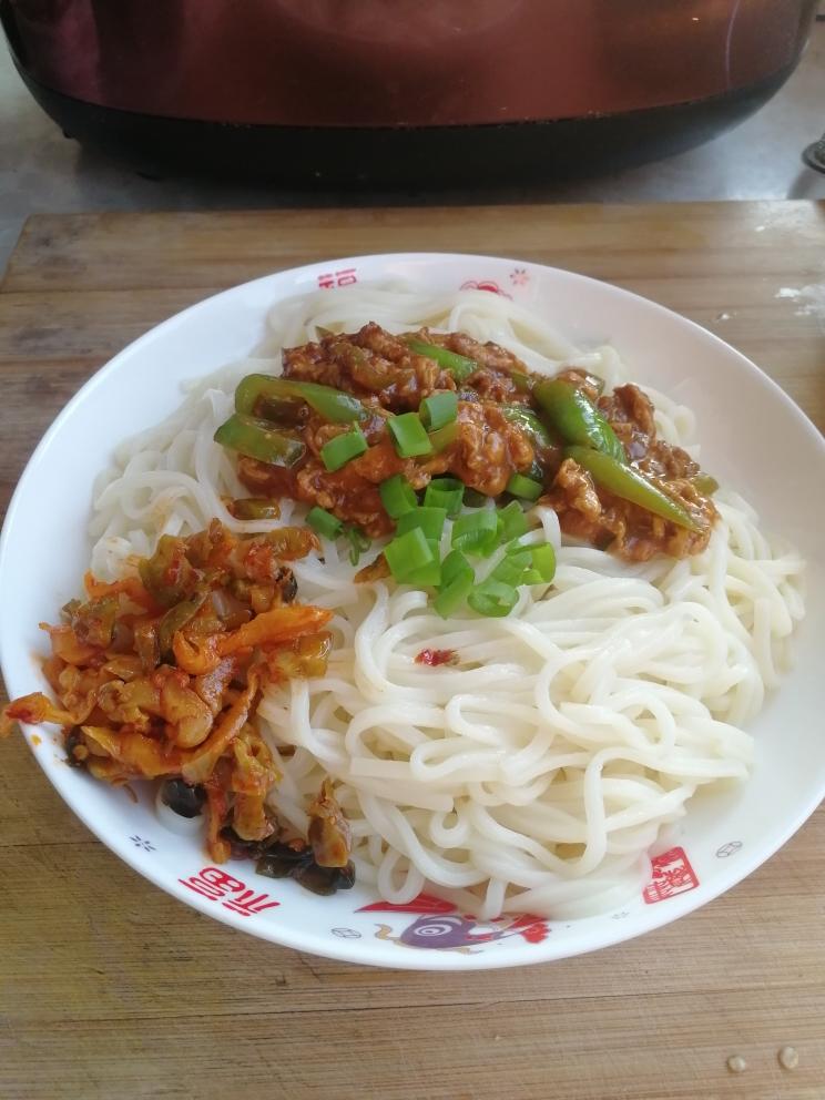 一碗过水面条消解夏日炎炎