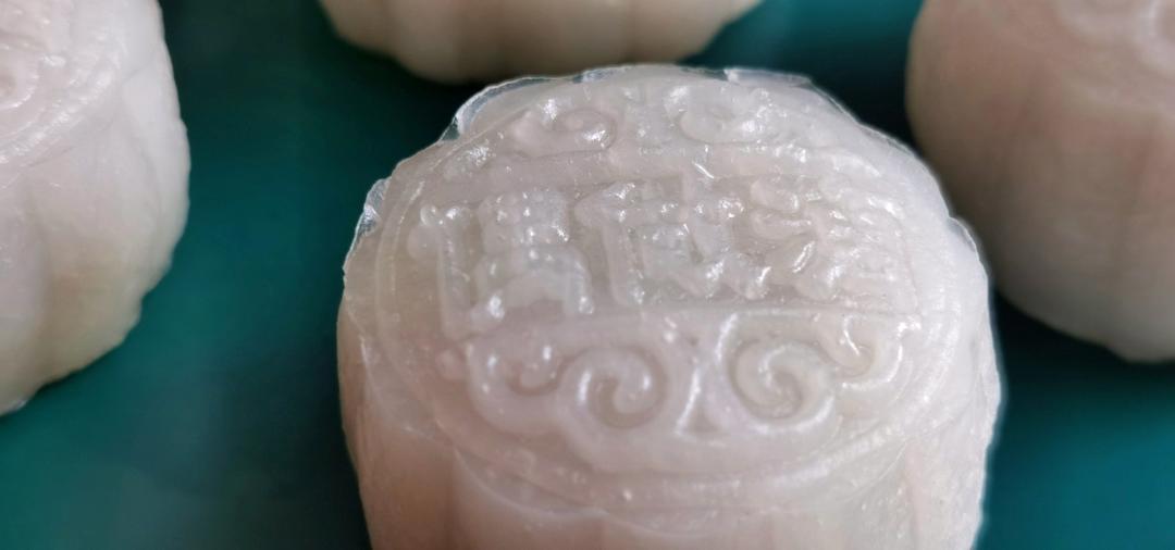 咸蛋黄肉松冰皮月饼