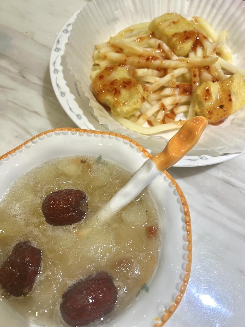 秋季润肺止咳的美食，银耳雪梨汤，软糯易出胶