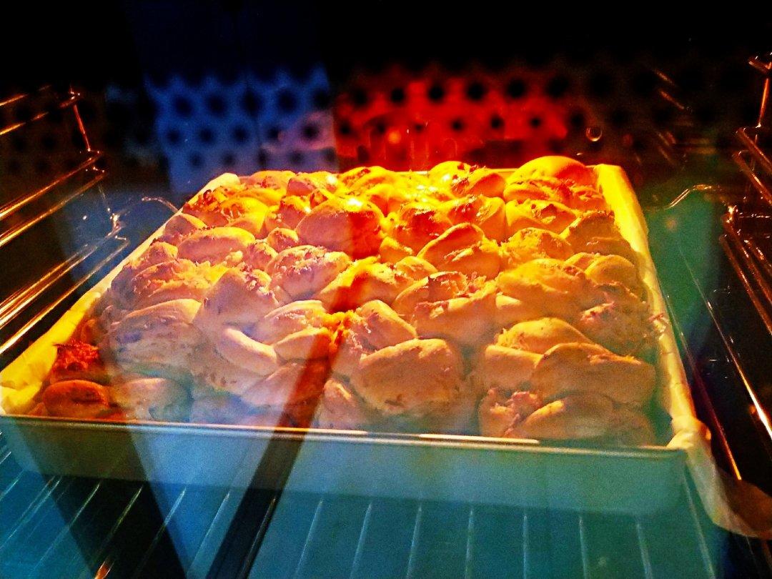 胡萝卜肉松辫子排包