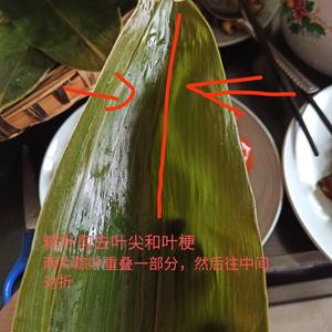 猪肉蛋黄粽(杂粮红枣粽)，有详细的包粽子步骤图。的做法 步骤7