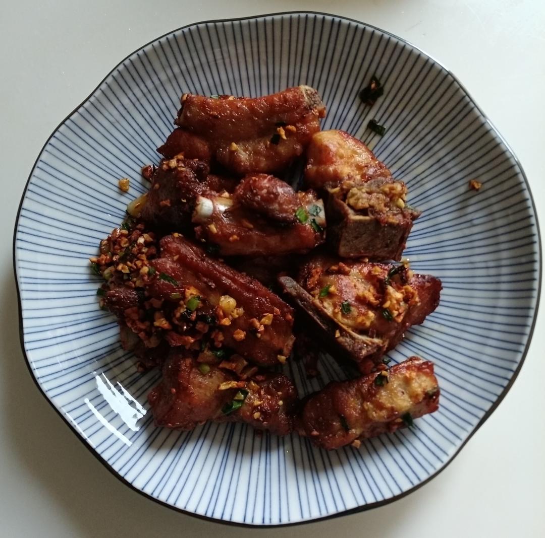 【椒盐蒜香排骨】