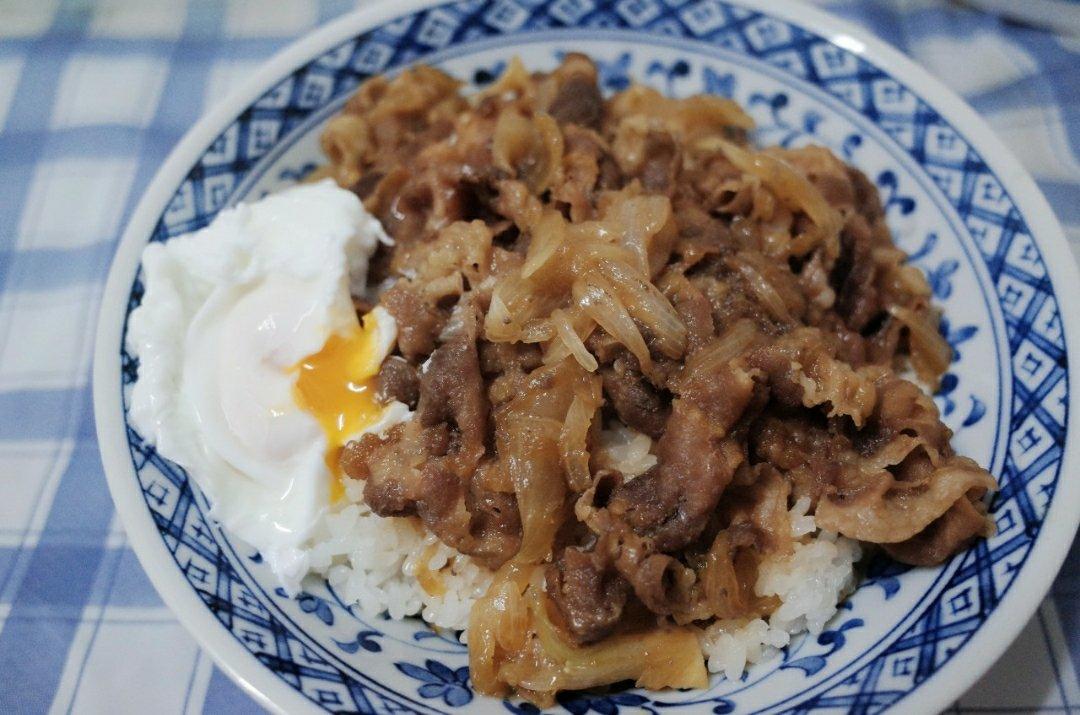 日式肥牛盖饭（牛丼）——巨好吃的超级简易懒人版