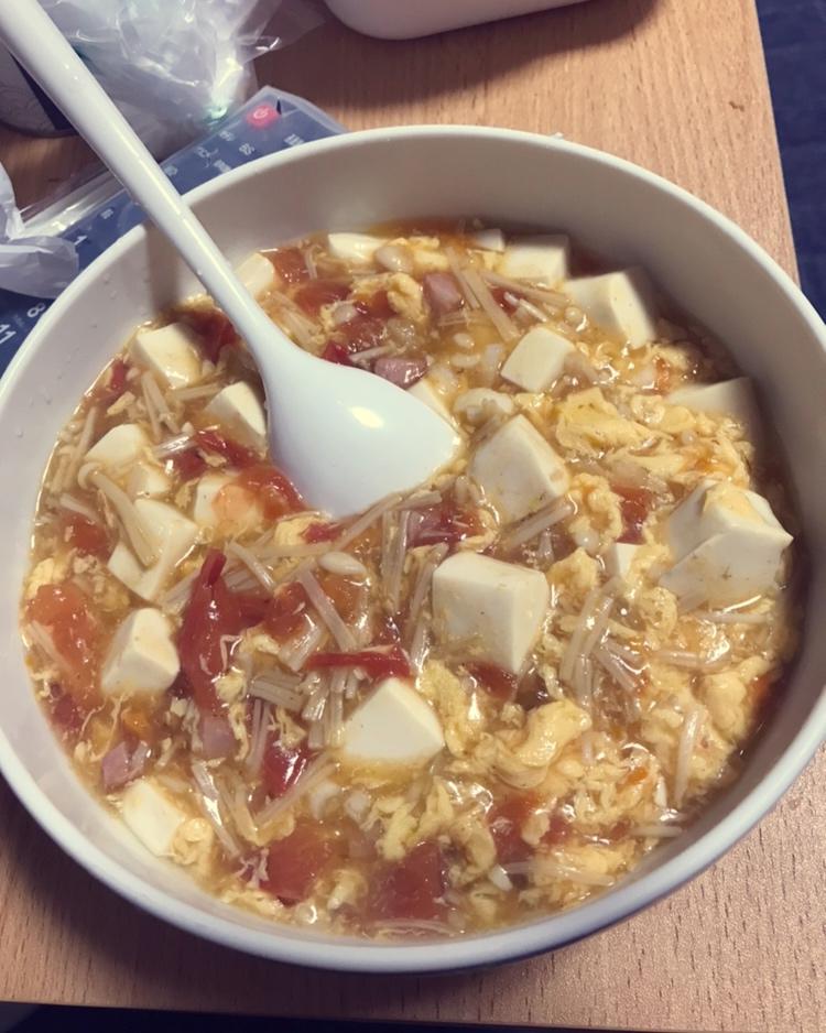 西红柿金针菇豆腐汤