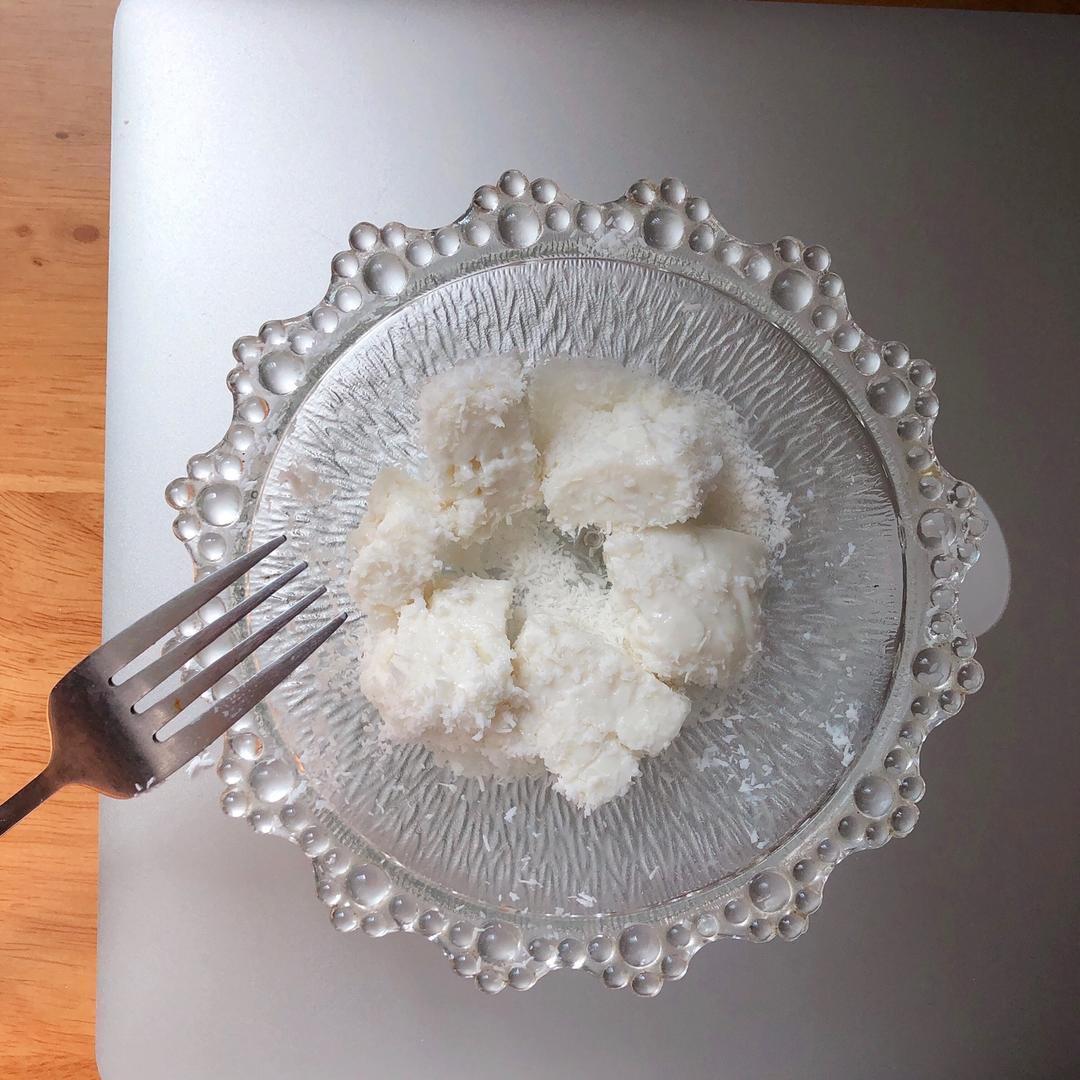 【视频】85度C 椰蓉牛奶小方～不用烤箱的夏日甜点