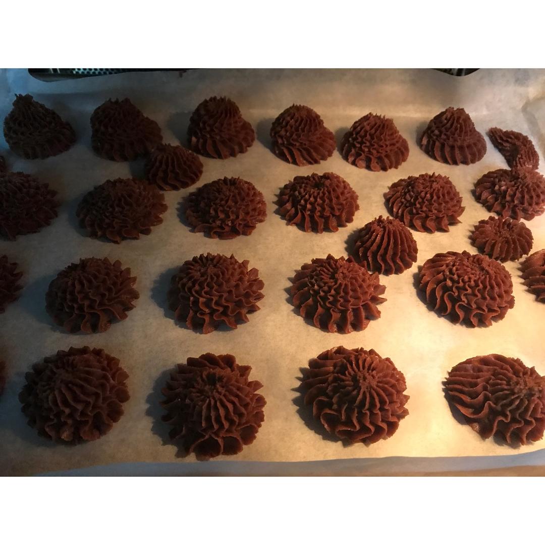 挤花毫无压力的巧克力曲奇