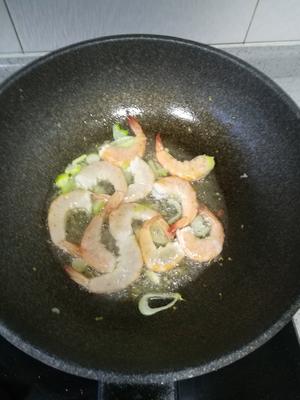 大虾炒菠菜的做法 步骤4