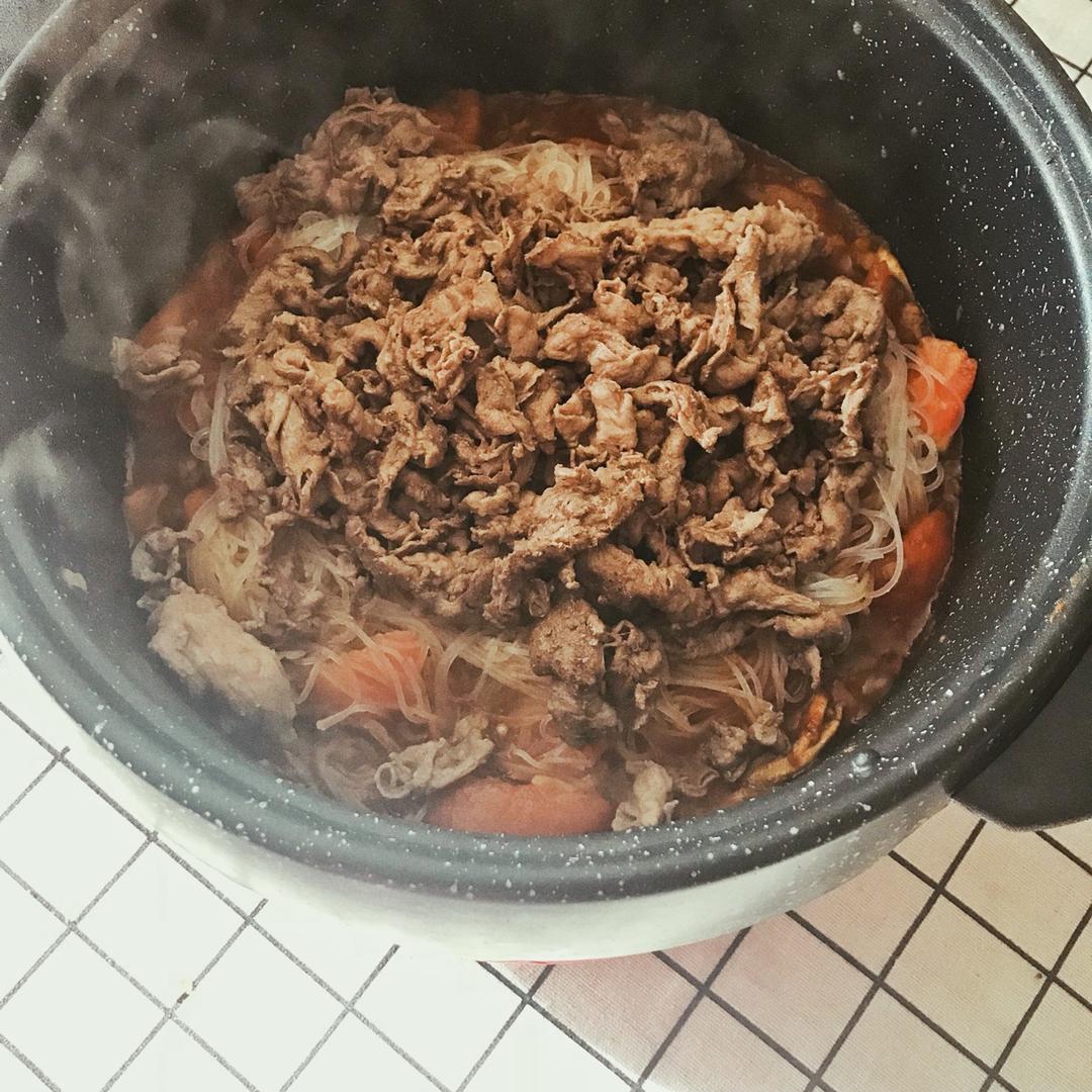 肥牛蘑菇砂锅 Beef & Mushroom Hotpot