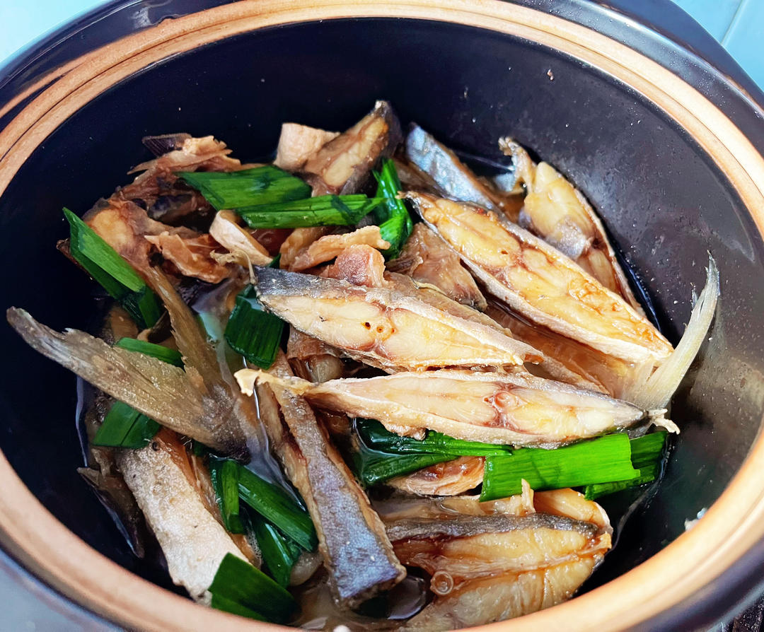 咸香下饭，五花肉金鲳鱼干煲