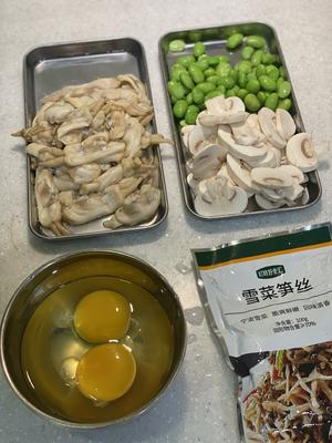 海鲜也能联姻农家菜-咸菜毛豆鸡蛋蘑菇炒蛏子的做法 步骤4