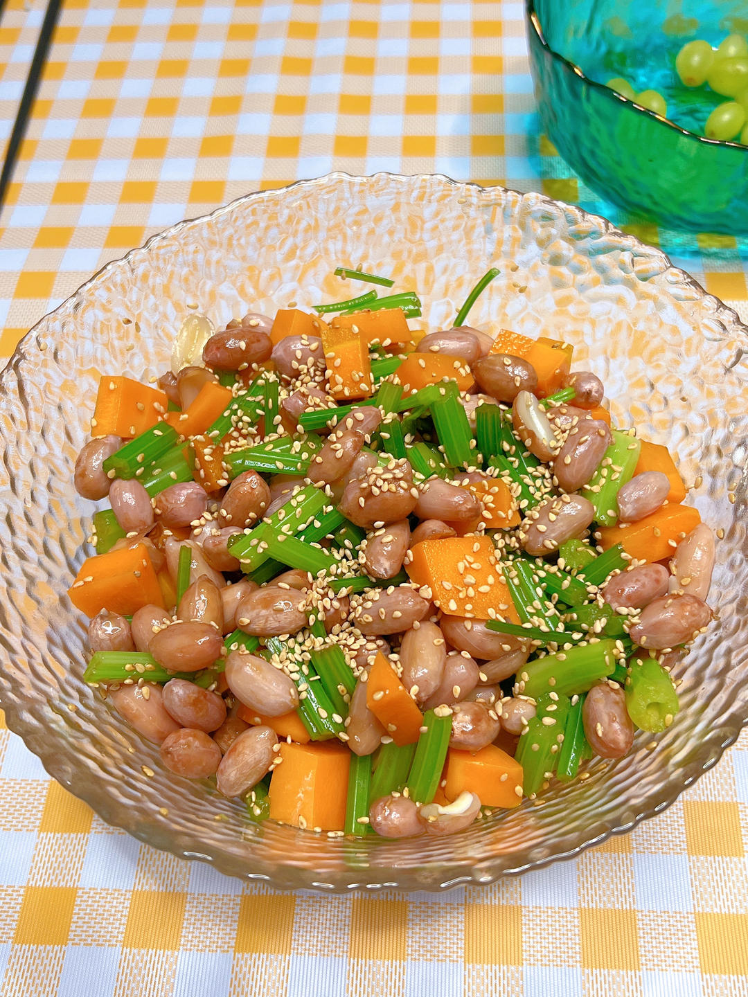 凉拌芹菜花生米胡萝卜