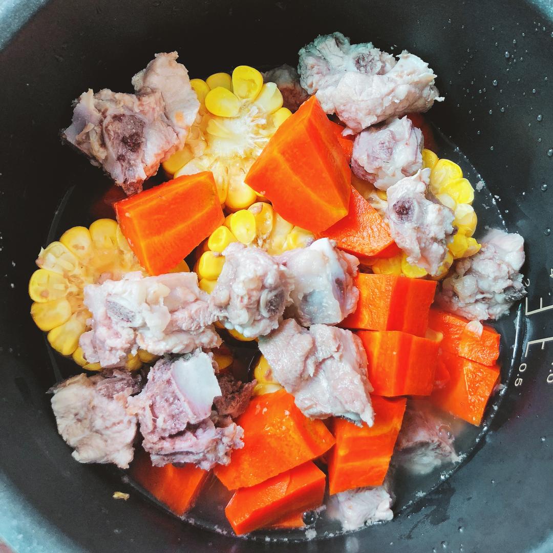 小面包的厨房｜懒人玉米排骨汤