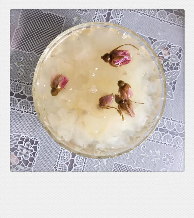 雪莲子银耳玫瑰汤