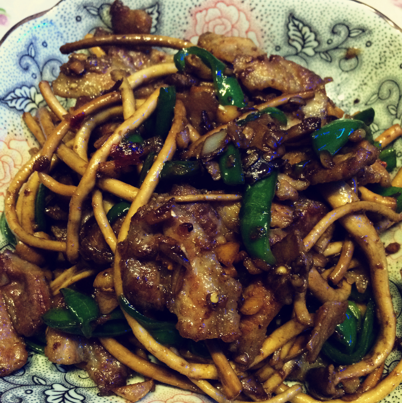 五花肉干锅茶树菇