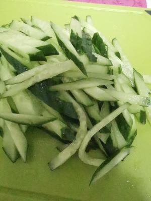 绿豆粉皮凉拌黄瓜的做法 步骤2