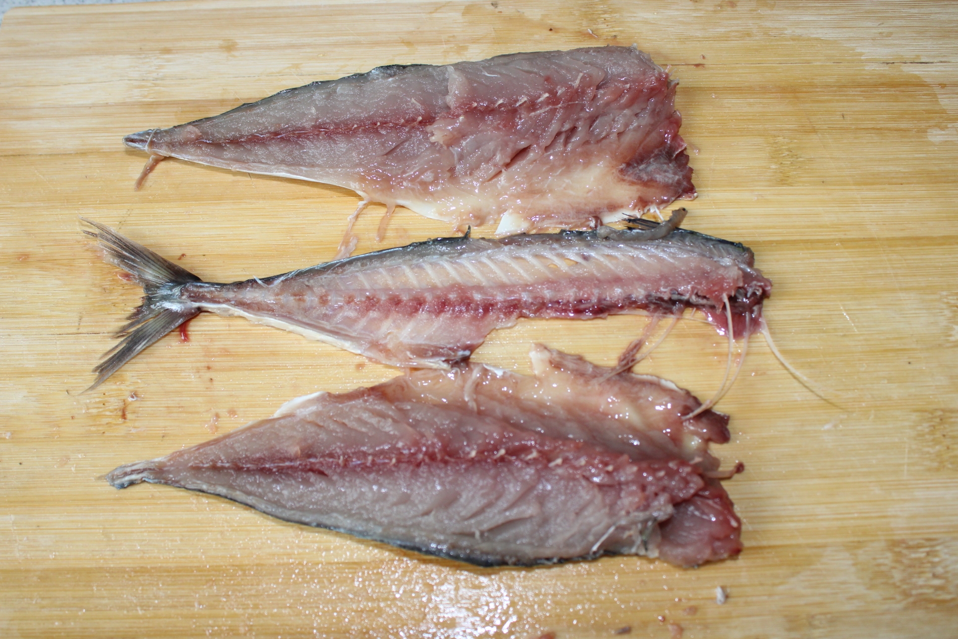 鲅鱼搭配龙利鱼，让鱼丸口感细腻弹牙的做法 步骤2
