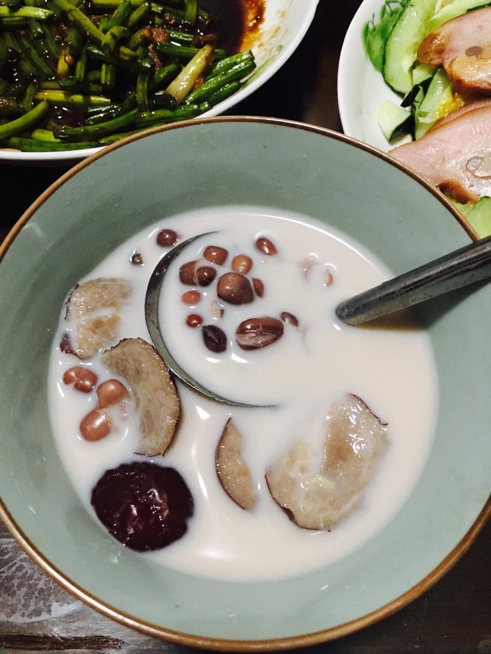 红枣红豆薏仁牛奶粥