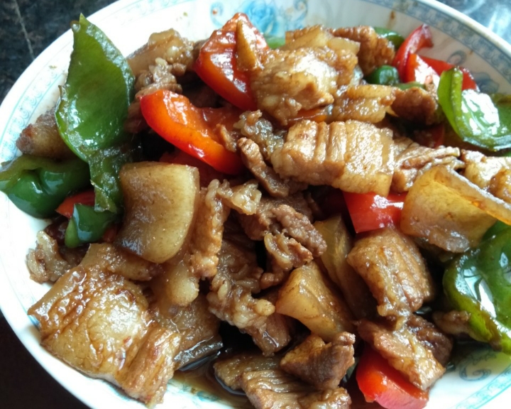 青红椒焖炒五花肉的做法
