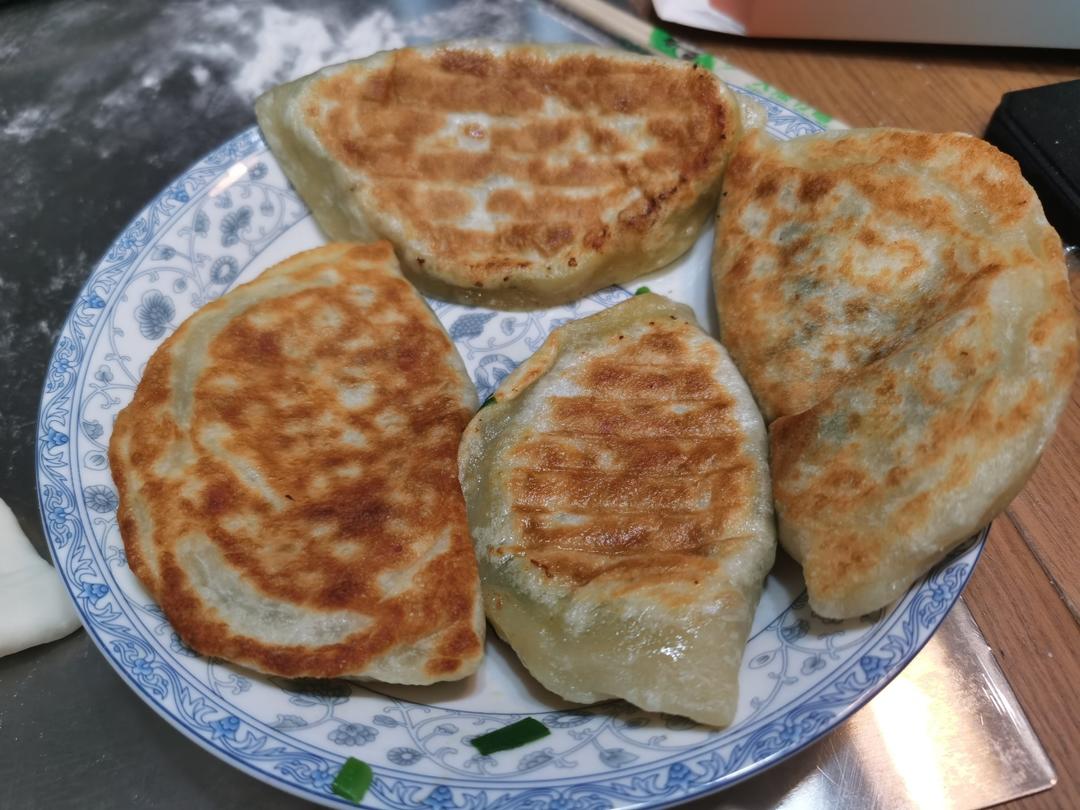 金黄酥脆的韭菜盒子