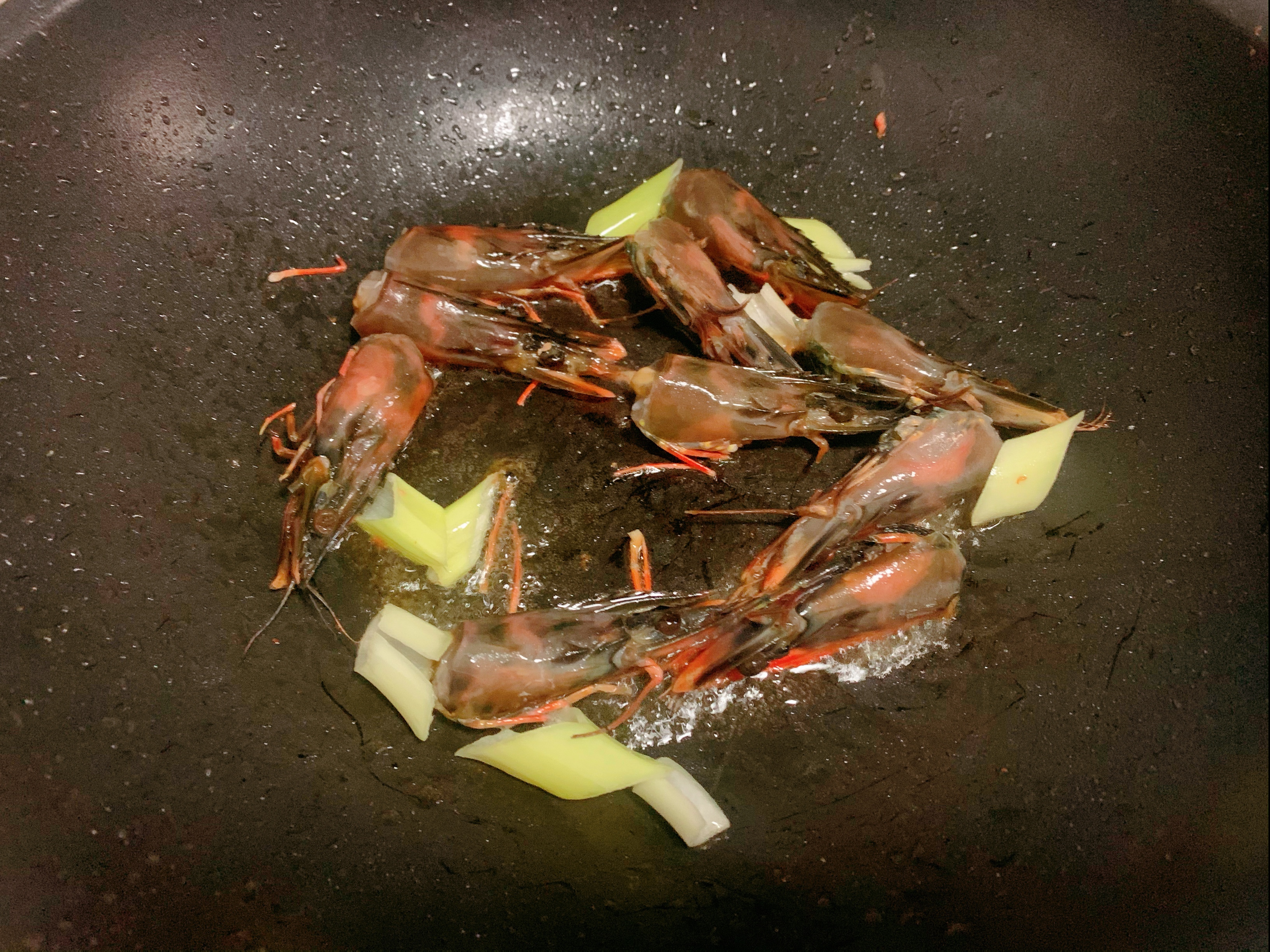 #换一种大虾的吃法，这样吃很下饭# 白菜炒虾的做法 步骤5