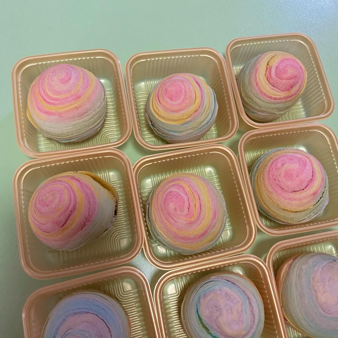 少女心爆棚的彩虹🌈蛋黄酥（转自烘焙帮）