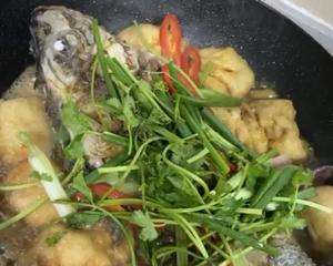 便宜又好吃的豆腐泡焖鱼的做法 步骤5