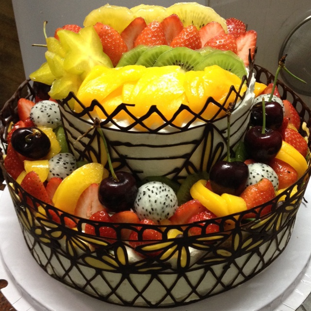 巧克力围边水果蛋糕