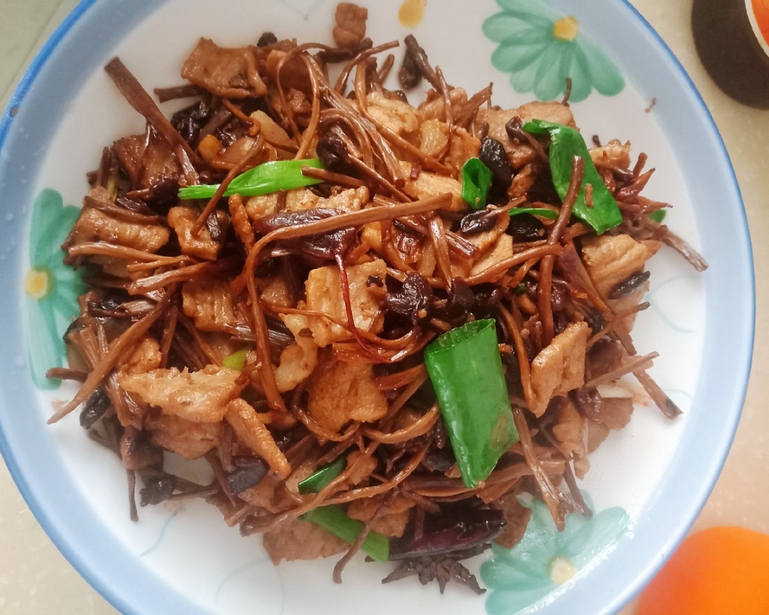 下饭菜～茶树菇炒肉的做法