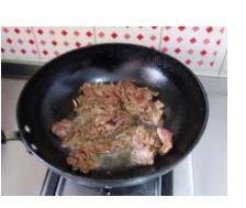 牛肉炒秋葵的做法 步骤4