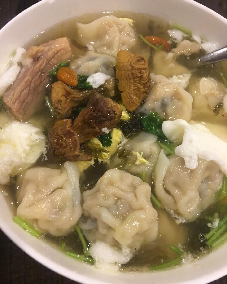 大海666做的用松茸排骨汤煮点云吞