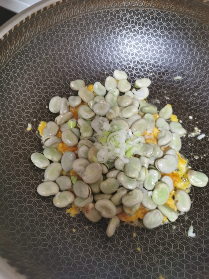 咸蛋黄炒蚕豆-春夏之交的专属味道的做法 步骤6