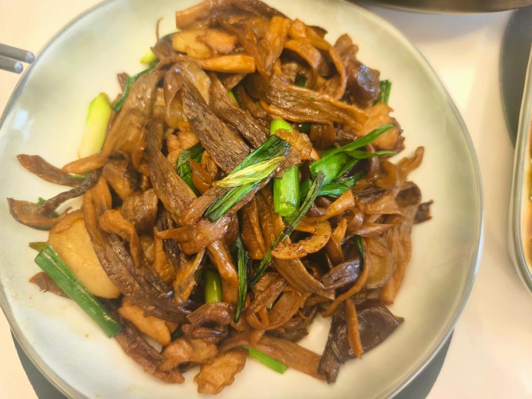 鹿茸菇炒五花肉的做法