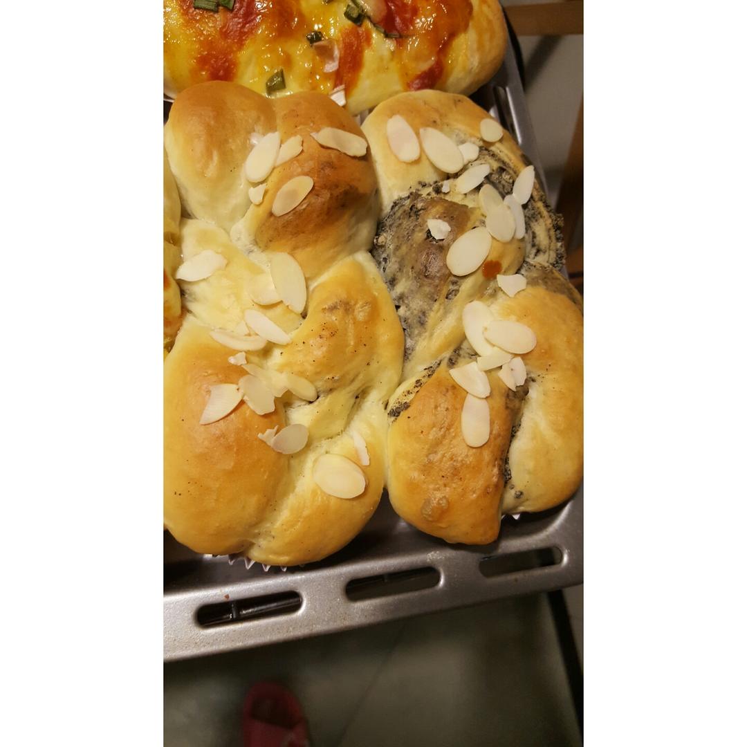 黑芝麻奶酥排包